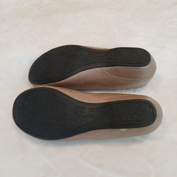 CLARKS ARTISAN SHIMMER CHAMPAGNE LOAFERS - Picture 6 of 6